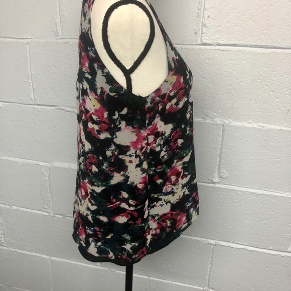 Beautiful Sleeveless Blouse - Picture 3 of 9